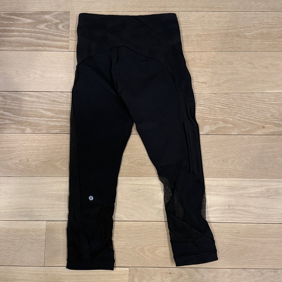 Lululemon Mesh Panel Black Capri Leggings, Size 6 - Picture 5 of 5